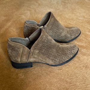 Vince Camuto brown short bootie size 7m